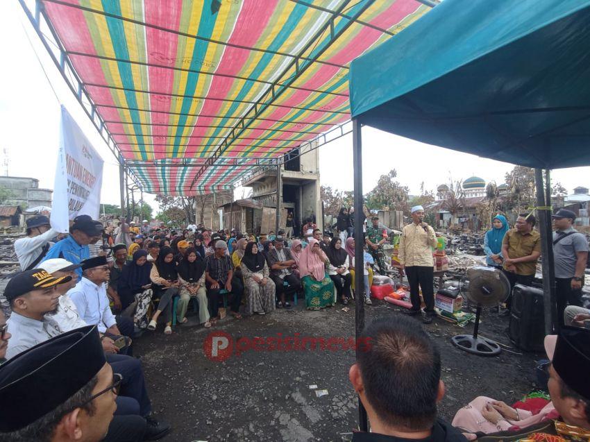 Hadir di Tengah Puing Kebakaran Pulau Kijang, Bupati Inhil, Herman Salurkan Bantuan Ratusan Juta dan Ajak Dunia Usaha Bahu-Membahu