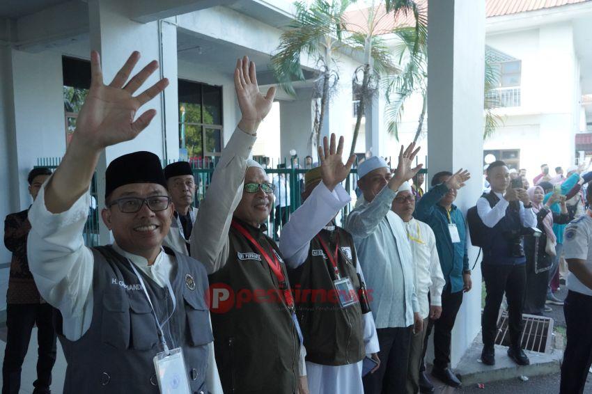 Saat Melepas Keberangkatan Jemaah Haji dari Embarkasi Batam menuju Tanah Suci, Ini Pesan Bupati Inhil Herman