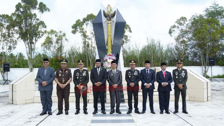Ziarah Rombongan Peringati Harkitnas Ke-118, Bupati Herman Pimpin Tabur Bunga di TMP Yudha Bhakti