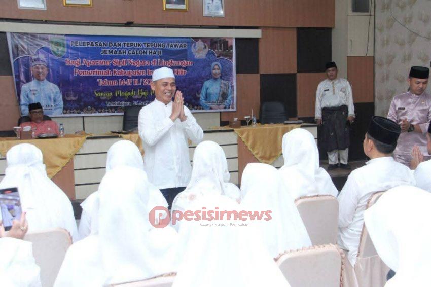 BUPATI INHIL HERMAN MELANGSUNGKAN TEPUK TEPUNG TAWAR CALON JEMASH HAJI INHIL