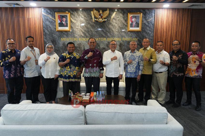 Temui Menko Pangan Zulhas, Bupati Inhil Paparkan Potensi &ldquo;Negeri Hamparan Kelapa Dunia&rdquo; dan Dorong Penetapan Harga Minimum Kelapa