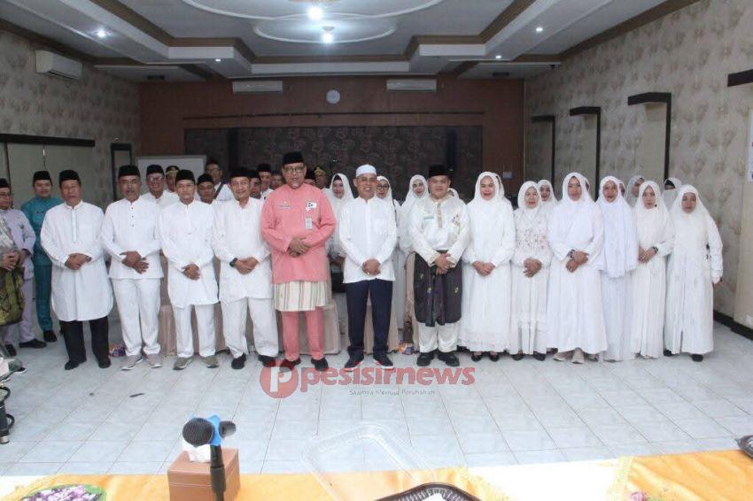 BUPATI INHIL HERMAN MELANGSUNGKAN TEPUK TEPUNG TAWAR CALON JEMASH HAJI INHIL
