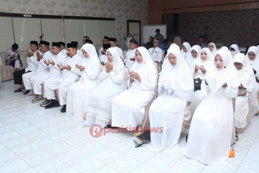 BUPATI INHIL HERMAN MELANGSUNGKAN TEPUK TEPUNG TAWAR CALON JEMASH HAJI INHIL