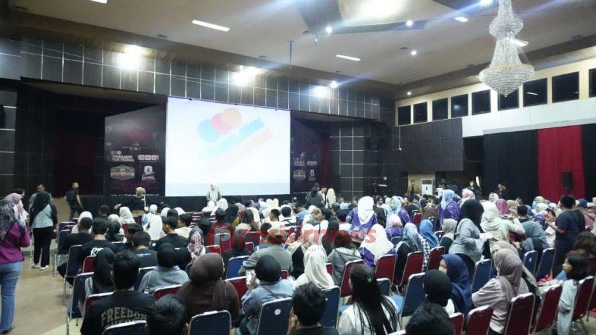 Bupati dan Ketua TP PKK Inhil Nonton Bareng Masyarakat Film "Kuyank"