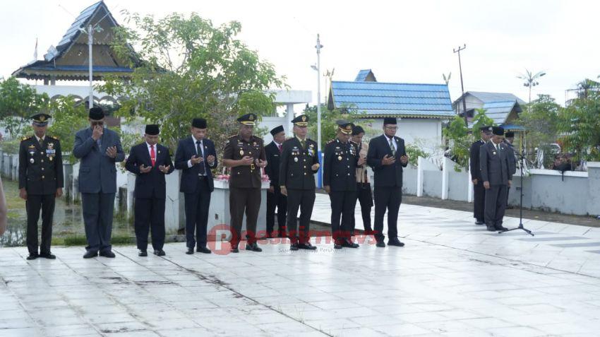 Ziarah Rombongan Peringati Harkitnas Ke-118, Bupati Herman Pimpin Tabur Bunga di TMP Yudha Bhakti