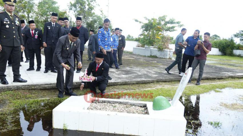 Ziarah Rombongan Peringati Harkitnas Ke-118, Bupati Herman Pimpin Tabur Bunga di TMP Yudha Bhakti