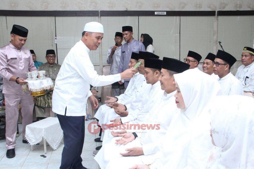 BUPATI INHIL HERMAN MELANGSUNGKAN TEPUK TEPUNG TAWAR CALON JEMASH HAJI INHIL