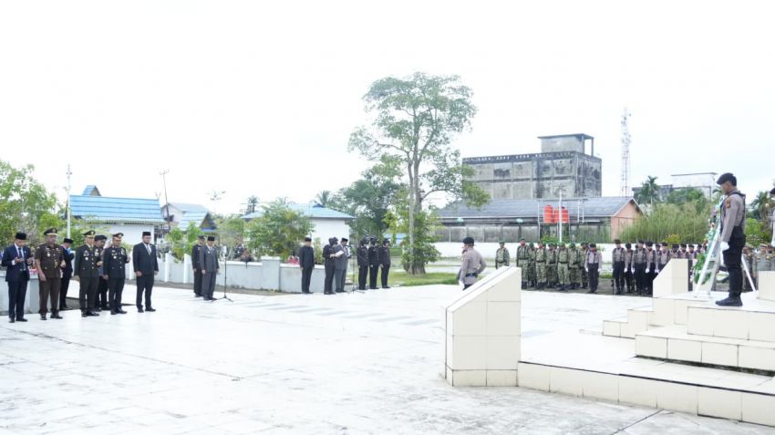 Ziarah Rombongan Peringati Harkitnas Ke-118, Bupati Herman Pimpin Tabur Bunga di TMP Yudha Bhakti