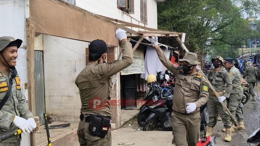 Dukung Penataan Pasar dan Wajah Kota, Satpol PP Inhil Tertibkan Kios di Kawasan Eks Air Mancur dan Pasar Tengah