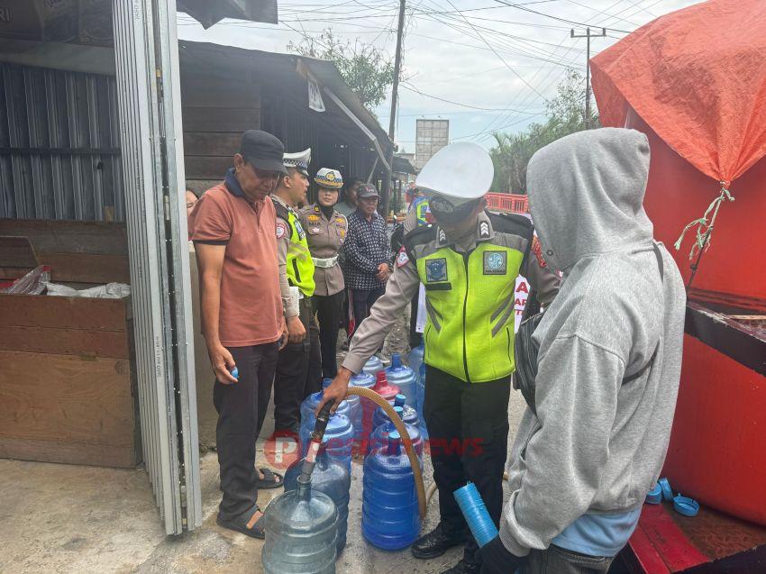 Polres Inhil Gelar Bakti Sosial Pembagian Air Bersih Sambut Hari Bhayangkara ke-80 Tahun 2026