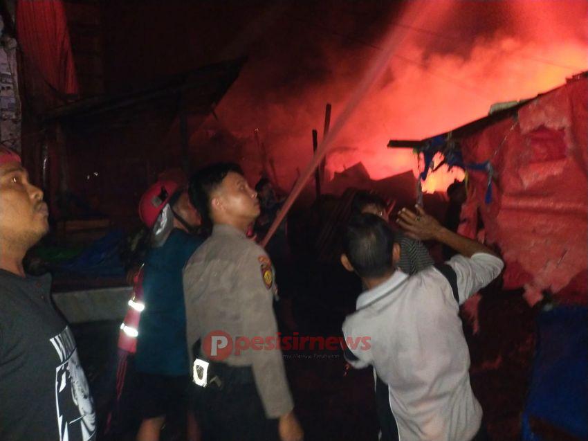 sekitar 300 kios dan 18 unit sepeda motor hangus dilalap si jago merah