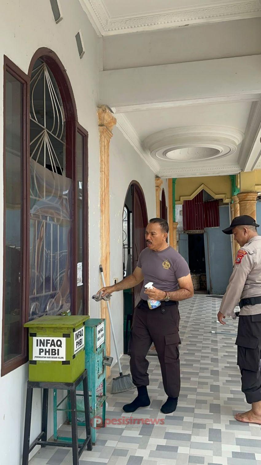 Sambut Hari Bhayangkara ke-80, Polsek Kawasan Pelabuhan Tembilahan Gelar Bakti Sosial di Surau Al-Hidayah