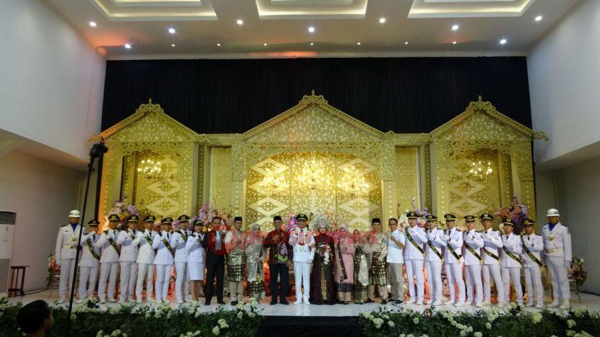 Bupati Herman Pimpin Prosesi Purna Praja Dharma Astha Brata pada Resepsi Pernikahan Ica dan Raga