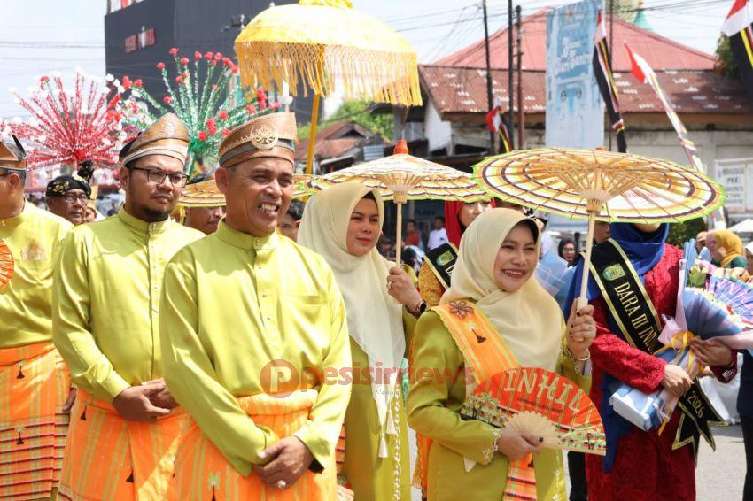 Semarakkan Pawai Ta&rsquo;aruf MTQ Riau Ke-44, Kafilah Inhil Tampilkan Kekayaan Budaya Daerah