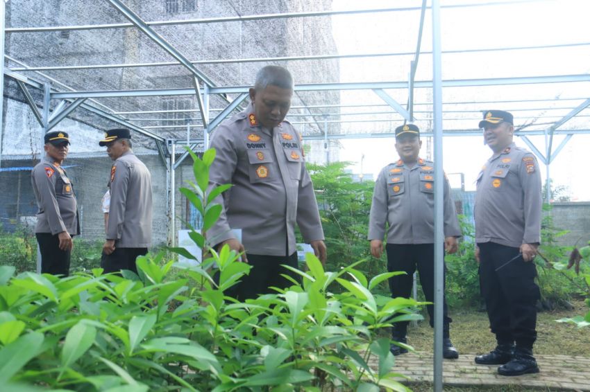 Kapolres Indragiri Hilir Bersama PJU Cek Bank Pohon dan Berikan Hadiah Pohon kepada Personel yang Berulang Tahun