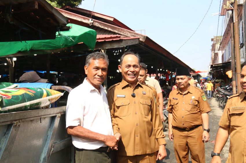 Bupati Herman Tinjau TPS Pedagang Yos Sudarso, Percepat Relokasi Demi Kelancaran Pembangunan Pasar Rakyat