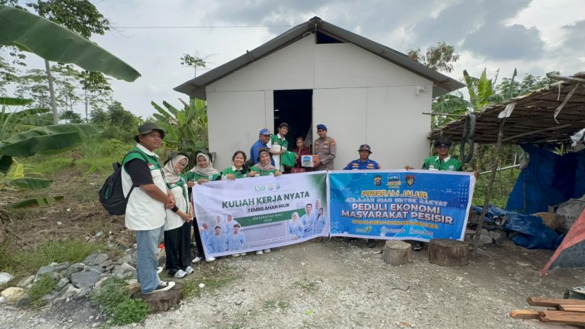 Program JALUR Satpolairud dan Mahasiswa KKN UNRI Ringankan Beban Warga Kurang Mampu