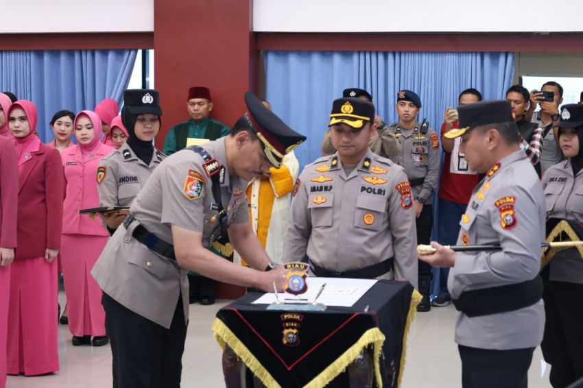 Kapolda Riau Pimpin Sertijab Dirintel, Kabid Humas hingga 4 Kapolres