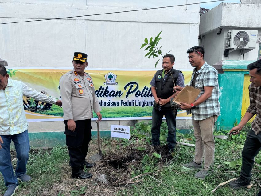 Kapolres Inhil Dukung Green Policing Lewat Penanaman Pohon