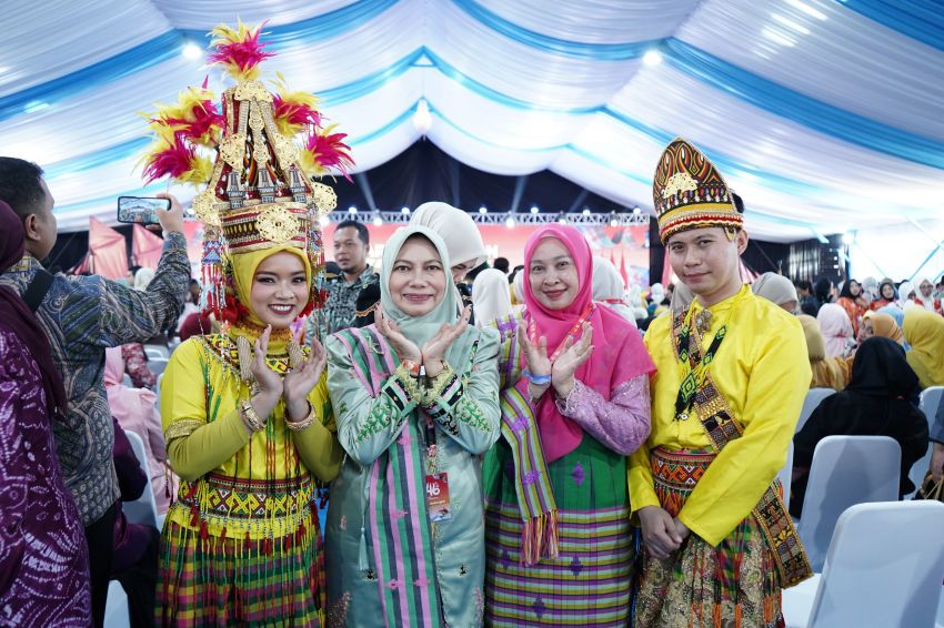 Hadiri Puncak Syukuran HUT ke-46 Dekranas, Ketua Dekranasda Inhil Promosikan Produk UMKM Unggulan di Makassar