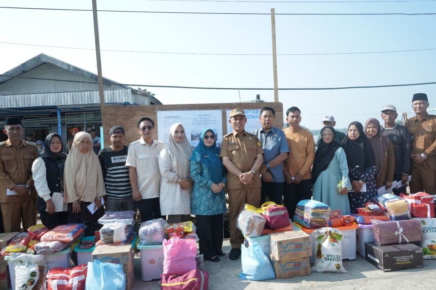 Bupati Herman Tinjau Lokasi Abrasi di Tanah Merah, Salurkan Bantuan dan Siapkan Langkah Penanganan Jangka Panjang