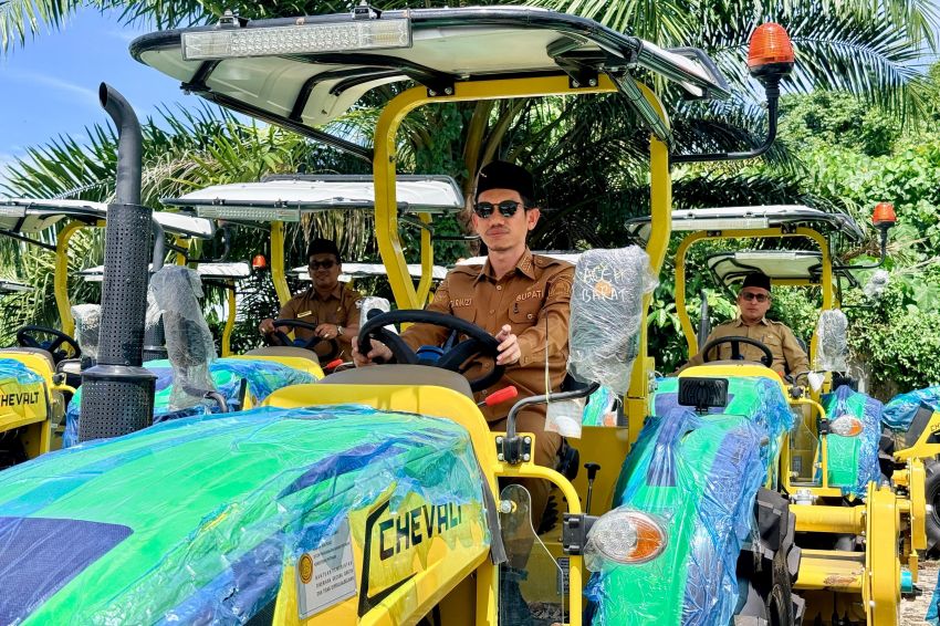 Pemkab Aceh Barat Menerima Ratusan Alat Pertanian