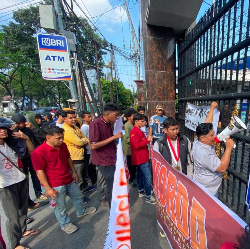 Ganyang 'Setan Korup', Aliansi Mahasiswa Sumut Kepung KEJATI Tuntut Penuntasan Kasus Korupsi Di Daerah Hingga Skandal Jampidsus