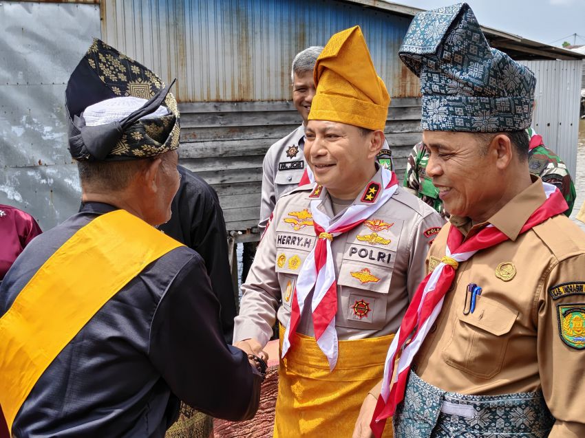 Kapolda Riau Bawa Semangat Merah Putih ke Pesisir Concong, Salurkan Bantuan Ketinting hingga Tanam Mangrove