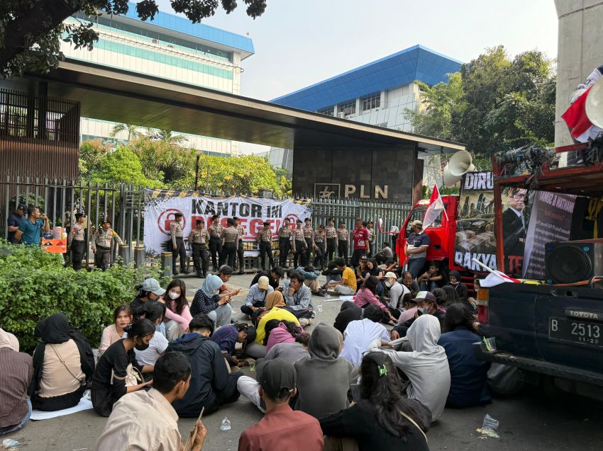 Desak Copot Direksi Akibat Pemadaman Listrik Bergilir, Front Pemuda Kalimantan & Sumatera 'Segel' Kantor PLN Pusat