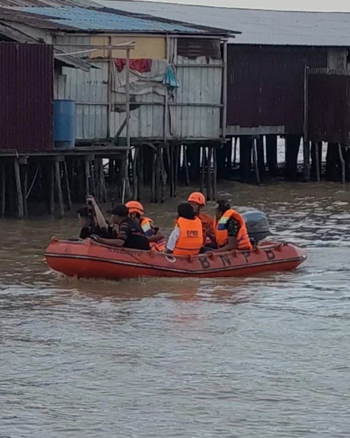 Korban Gigitan Monyet Liar di Tembilahan Bertambah Jadi 10 Orang, Tim Gabungan Sisir Permukiman Gunakan Perahu Karet