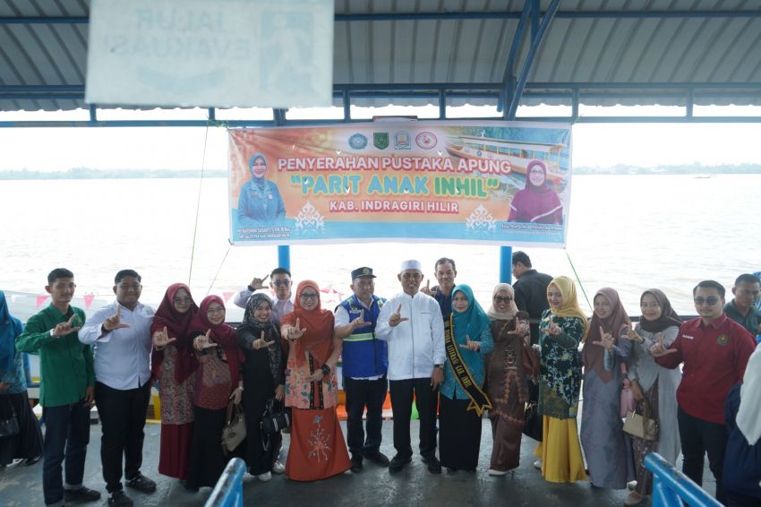 Bupati Herman dan Bunda Literasi Inhil Terima Bantuan Pustaka Apung &ldquo;Parit Anak Inhil&rdquo;