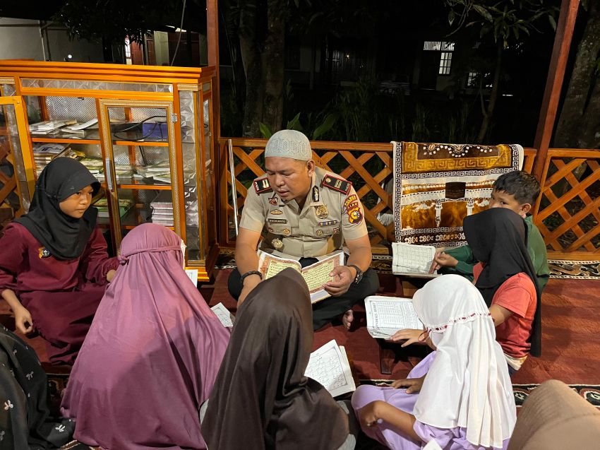 Dari Pondok Al-Insyirah, Polsek Tembilahan Hulu Gaungkan Gerakan Maghrib Mengaji untuk Anak-anak