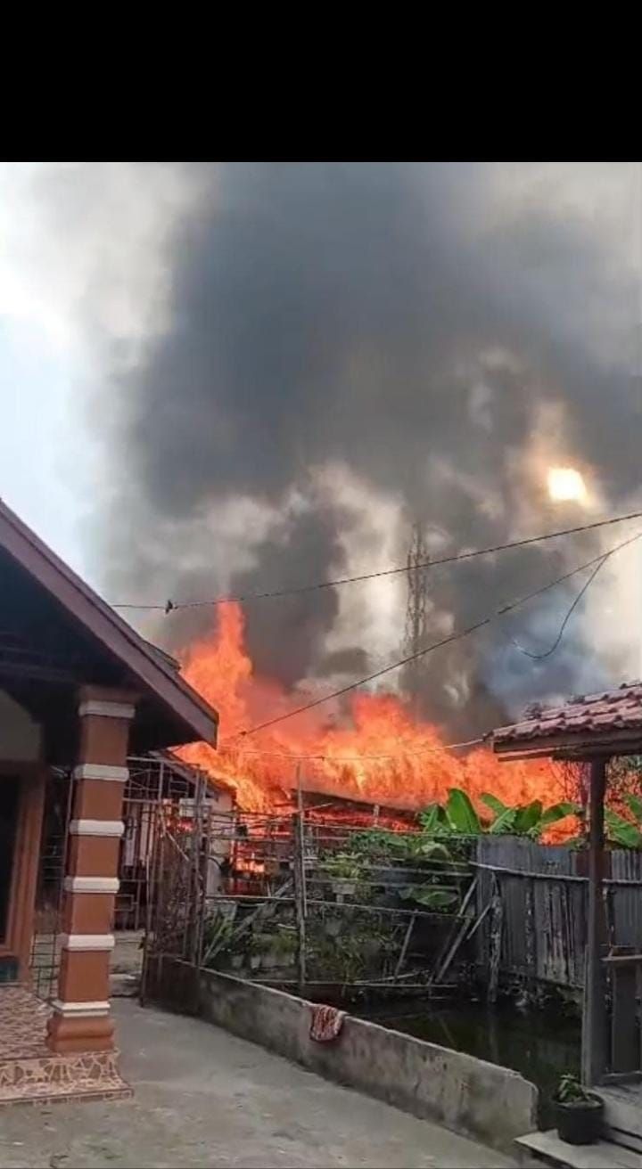 BREAKING NEWS: Kebakaran Hebat Melanda Jalan Datuk Bandar Tembilahan, Petugas Terkendala Air dan Akses