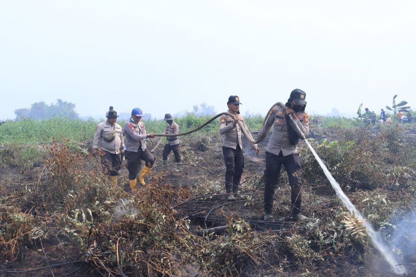 Kapolres Inhil Pimpin Pemadaman dan Pendinginan Hotspot di Desa Kayu Raja