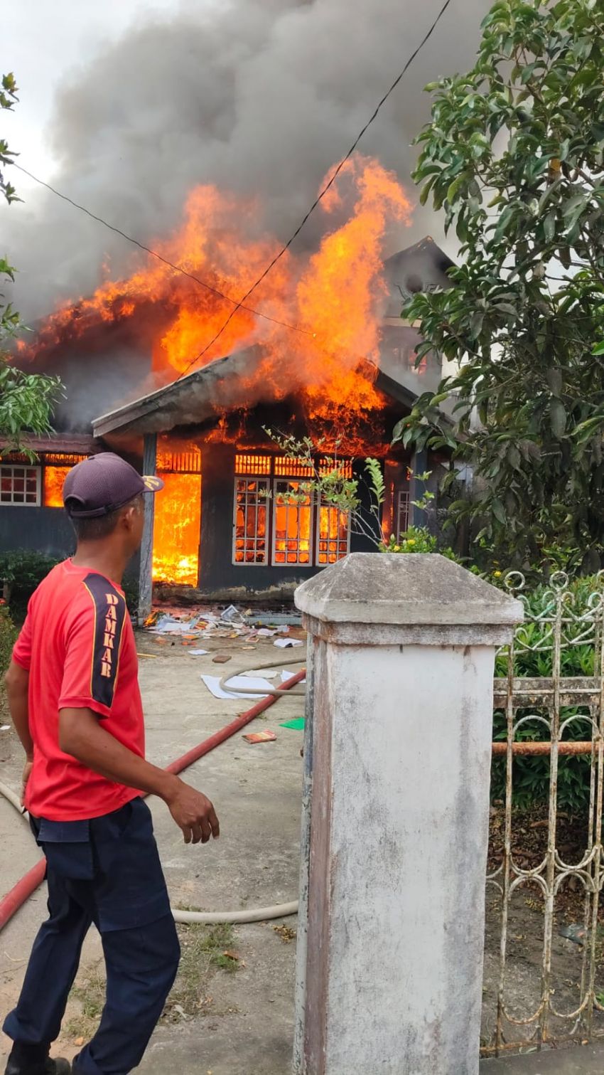 Kebakaran Rumah Terjadi di Jalan Tanjung Harapan Tembilahan, Api Berhasil Dikendalikan