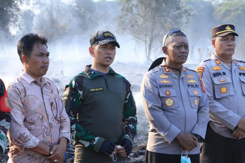 Kapolres Indragiri Hilir Bersama Dandim/0314 Inhil Pimpin Pemadaman dan Pendinginan Hotspot di Gaung,