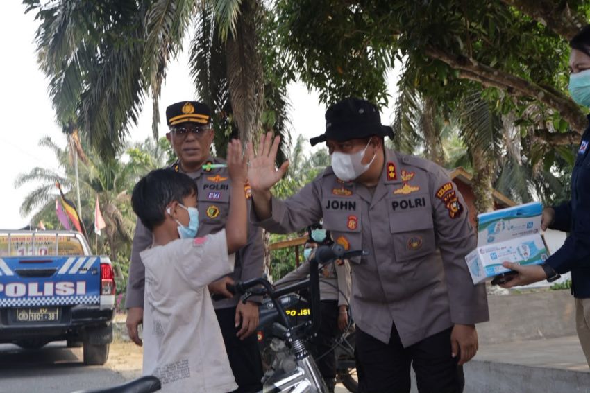 Polda Riau Kerahkan Tim Kesehatan dan Trauma Healing ke Wilayah Terdampak Karhutla di Kerumutan