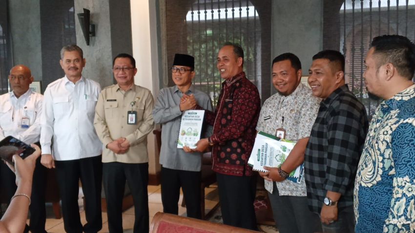 Bupati Inhil Herman Sambangi Mendes PDT RI Di Jakarta