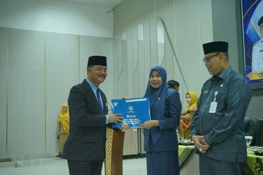 Wakil Bupati Inhil Serahkan Satyalancana Karya Satya kepada 88 PNS