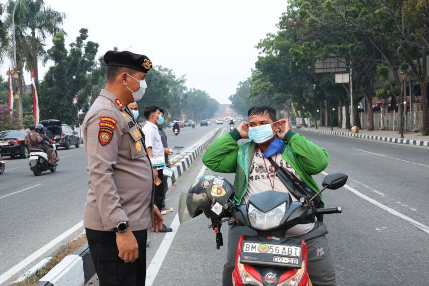 Antisipasi Dampak Asap Karhutla, Polda Riau Bagikan 2.500 Masker kepada Warga Pekanbaru