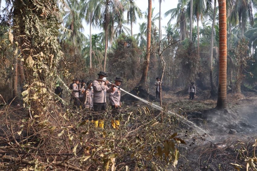 Kapolres Inhil Pimpin Tim Gabungan Menembus Sungai hingga Bermalam di Medan Karhutla
