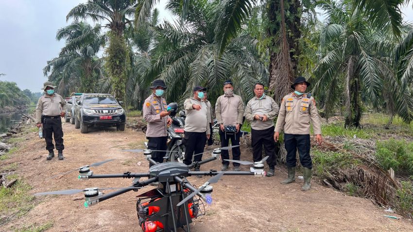 Polda Riau Kerahkan Drone Pemadam Api Tangani Karhutla di Siak