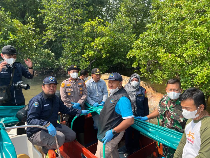 Tim KKP Evakuasi Diduga Bangkai Paus di Perairan Sungai Bahale Mandah