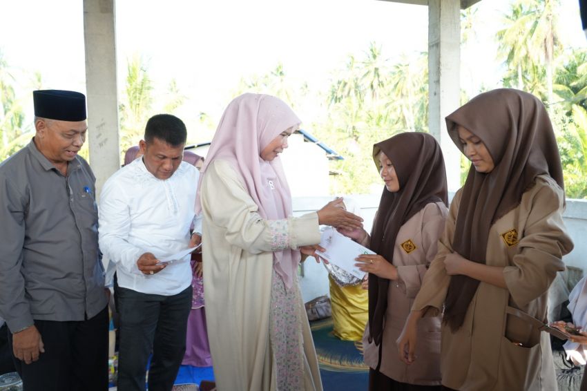 Plh Bupati Yuliantini Serahkan Bantuan untuk Warga Terdampak Kebakaran di Pulau Burung