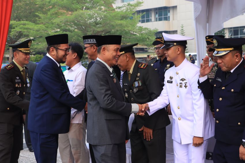 Bupati Herman Ikuti HUT TNI ke 81 Dihalaman Kantor Bupati Indragiri Hilir