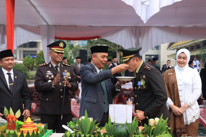 Bupati Herman Ikuti HUT TNI ke 81 Dihalaman Kantor Bupati Indragiri Hilir