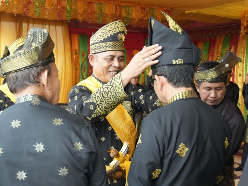 Datuk Sri Setia Amanah Bupati Indragiri Hilir (Inhil) Herman, menyaksikan pengukuhan Pengurus Lembaga Adat Melayu Riau (LAMR) Kecamatan Kateman