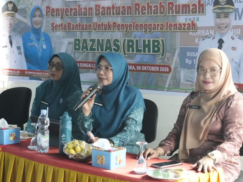 Wabup Yuliantini dan Ketua TP PKK Inhil Katerina Susanty  Letakkan Batu Pertama Pembangunan Rumah Layak Huni di Sungai Luar