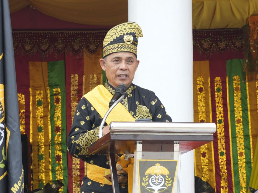 Datuk Sri Setia Amanah Bupati Indragiri Hilir (Inhil) Herman, menyaksikan pengukuhan Pengurus Lembaga Adat Melayu Riau (LAMR) Kecamatan Kateman