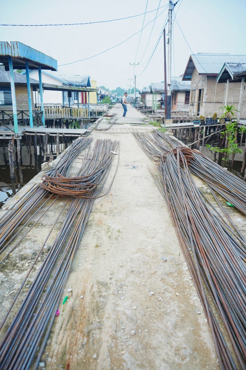 Tinjau Pembangunan Jerambah Khairiah Mandah&ndash;Igal, Bupati Herman Pastikan Kualitas Pekerjaan